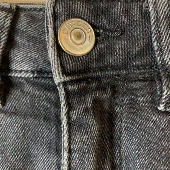 H&m black denim cut off shorts five pockets zipper front 2 inch inseam - Picture 4 of 9